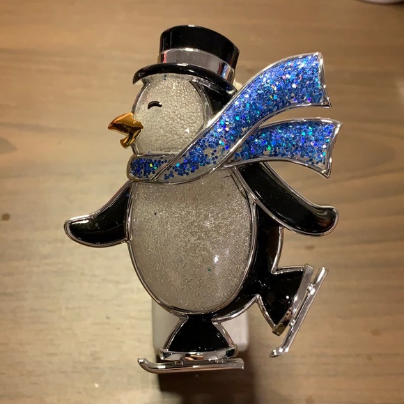 Bath and Body Works Skating Penguin Wallflower - Picture 1 of 5
